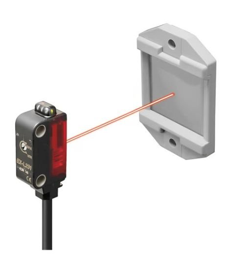 Laser displacement sensor providing accurate readings